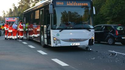 Bild: jr
Ein Skoda fuhr in einen Schulbus, es gab glücklicherweise nur Leichtverletzte.