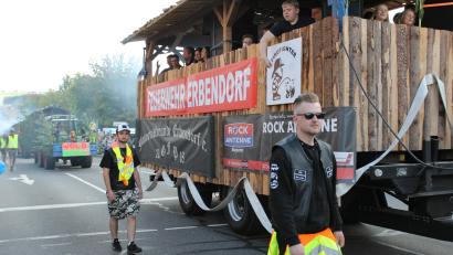 Archivbild: fks
Auf dem Wagen der Jugendfeuerwehr Erbendorf war Partystimmung angesagt. Mit Bannern wiesen sie auf die kommende Rockdisco hin und bedankten sich auch bei ihrer Wagenbegleitung vom GFP Erbendorf.