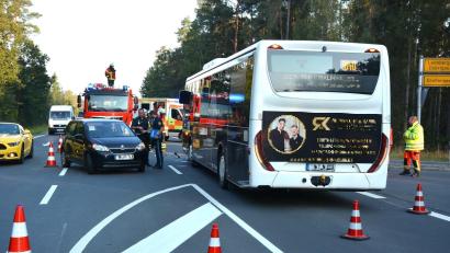 Bild: jr
Am Donnerstagmorgen wurden zahlreiche Einsatzkräfte zu einem Unfall mit einem Schulbus auf der B15 zwischen Tirschenreuth und Mitterteich gerufen. Der Unfall endete glimpflich.