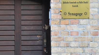 Bild: Hendrik Schmidt/dpa
Nach dem Angriff eines rechtsextremen Täters am 9. Oktober 2019 sind noch die Einschusslöcher an einer Tür zur Synagoge in Halle zu sehen. Es war der Versuch eines Massenmordes an Juden am Feiertag Jom Kippur. Gegen den zunehmenden Antisemitismus wollen Kathrin Birner und Stefan Dietl mit einer Veranstaltungsreihe ein Zeichen setzen.