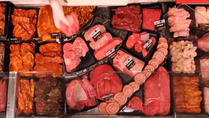 Symbolbild: Julian Stratenschulte/dpa
Wird es in den nächsten Jahren immer noch lange Schlangen an den Frischetheken der Supermärkte geben oder wird Fleisch in Zukunft zur Seltenheit?