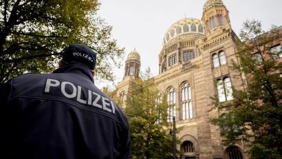 Symbolbild: Christoph Soeder/dpa
Mit der Krise nach dem Hamas-Massaker in Israel nehmen auch in Deutschland antisemitische Äußerungen zu. Weil auch Anschläge befürchtet werden, musste der Schutz jüdischer Einrichtungen (im Bild die Neue Synagoge in Berlin) verstärkt werden.
