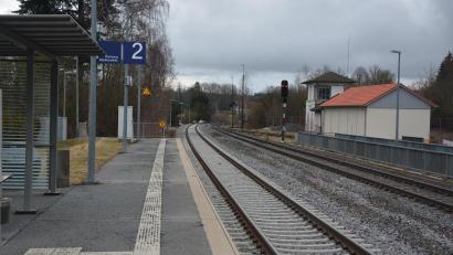 Archivbild: jr
Ab Samstag, 21. September, müssen sich Kunden der Deutschen Bahn auf einen Schienenersatzverkehr zwischen Marktredwitz und Wiesau einstellen. Gesperrt wird der Bahnhof Pechbrunn.