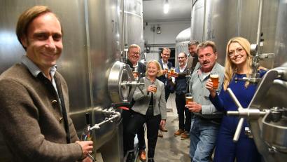 Bild: gf
Im kühlen Lagerkeller der Brauerei Kummert zapfte Franz Kummert (links) die ersten Gläser Dultbier ab, damit sich die Ehrengäste um Oberbürgermeister Michael Cerny (Zweiter von links) und Festwirt Reinhard Reinhard Gschrey (Zweiter von rechts) vom Geschmack überzeugen konnten.