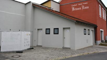 Bild: jr
Die mit einem Aufwand von 242.000 Euro sanierte öffentliche Toilettenanlage am Therese-Neumann-Platz ist seit dem Bürgerfest im Juli wieder geöffnet. Jetzt hat der Marktrat eine Hausordnung erlassen.