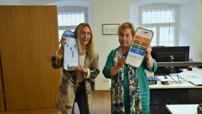 Bild: ubb
Mitarbeiterin Janka Hannemann-Mathes und Chefin Cornelia Stahl (von links) begrüßten im Büro von "Leben Plus" Tirschenreuth mit einem lustigen Sketch die Gäste zur Vorstellung der nun fertiggestellten "Leben Plus"-App.
