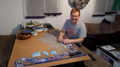 Bild: Holger Herrmann
Für die Arbeit an den Teilen seines Riesen-Puzzles legte Holger Herrmann eine eigens gekaufte Spanplatte auf den Wohnzimmertisch.