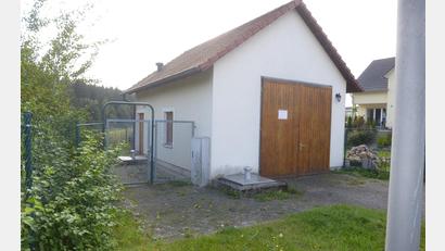 Bild: bk
Erweitert wird das Feuerwehrgerätehaus in Trippach zur Straße hin. Ein Gruppenraum ist nicht enthalten, weil nur wenige Schritte entfernt das Dorfgemeinschaftshaus zur Verfügung steht.