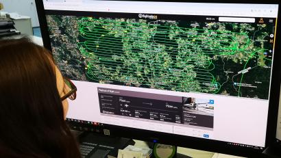 Bild: lnz
Stundenlang zog ein Kleinflugzeug am 1. September parallele Bahnen über den Landkreisen Tirschenreuth und Neustadt/WN - hier zu sehen als grüne Linien auf der Seite des Tracking-Dienstes Flightradar24. Zuvor absolvierte die Maschine an mehreren Tagen über den August verteilt ähnliche Einsätze in anderen Teilen der Oberpfalz.