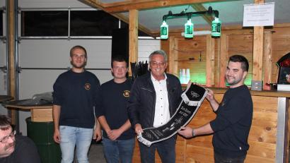 Bild: nis
Das Trauerband der Gemeinde Tiefenbach für die Vereinsfahne überreichte Bürgermeister Ludwig Prögler beim Festabschluss an Vorstand Alexander Horn.