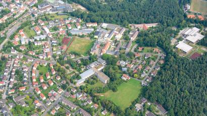 Luftbild: mür
Der Stadtrat in Neustadt senkt den Hebesatz für die Grundsteuer – trotzdem müssen viele Bürger wohl tiefer in die Tasche greifen.