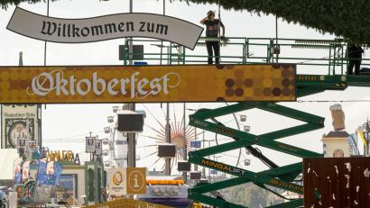 Bild: Peter Kneffel/dpa
Countdown zur Wiesn - letzte Arbeiten auf dem Gelände.