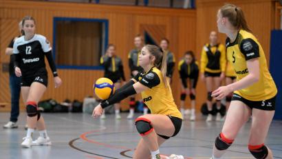 Archivbild: Hubert Ziegler
Tolle Ballannahme durch Lorena Tilgen (Mitte/Szene aus einem früheren Spiel): Tilgen ist neue Kapitänin.