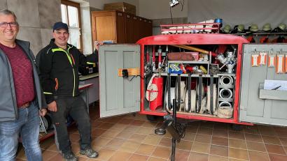 Bild: ihl
Da schaut's: Bestens ausgerüstet. Feuerwehr-Vorsitzender Peter Böckl (links) und Kommandant Albert Haas präsentieren Lösch-Anhänger. Bilder vom letzten Einsatz gibt es nicht.