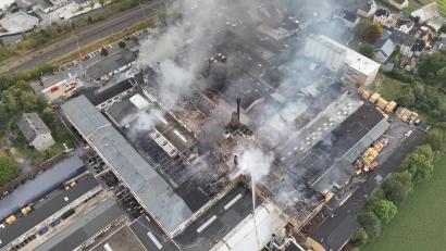 Bild: Kreisfeuerwehrverband Wunsiedel
Eine Drohnenaufnahme zeigt das Gelände einer Firma in Wunsiedel, auf dem am Dienstag ein Großbrand ausgebrochen war. Rund 500 Einsatzkräfte waren vor Ort.