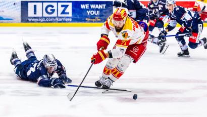 Bild: Tobias Neubert
Tiefflieger Fabian Ribnitzky (links) und die Blue Devils Weiden werden am Wochenende alles reinhauen, um die ersten Punkte in der DEL2 einzufahren.