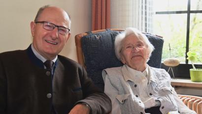 Bild: gf
Kümmersbrucks stellvertretender Bürgermeister Hubert Blödt gratulierte Anneliese Röhnert zum 90. Geburtstag.