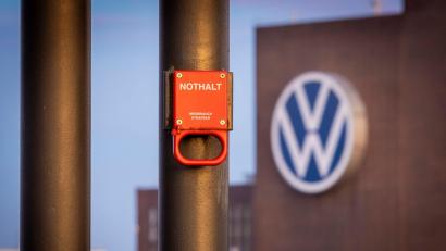 Bild: Moritz Frankenberg/dpa
VW könnte einem Bericht zufolge Zehntausende Stellen abbauen.