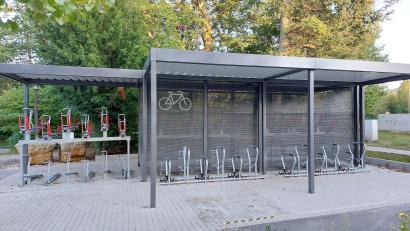 Bild: mfh
Vor der neuen Fahrrad-Abstellanlage am Bahnhof in Neukirchen gibt es eine kleine Stufe, die von einer schwarz-gelben Markierung (unten im Bild) angedeutet wird. Sie ist Nutzern schon zur Stolperfalle geworden.