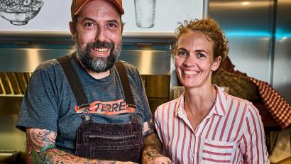 Bild: Cube/StMELF
Giuseppe und Salina Messina kochen im Bayerntruck für die Passanten.