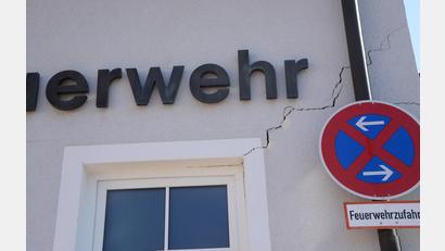Bild: bey
Die Risse in der Fassade des Feuerwehrhaues in Etzenricht sind unübersehbar. Jetzt sollen Harzinjektionen den Untergrund verfestigen.