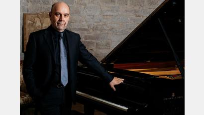 Bild: Pierluigi Camicia/exb
Pianist Pierluigi Camicia eröffnet das Klassikfestival "Goldener Herbst" in der Kebbel Villa in Schwandorf.