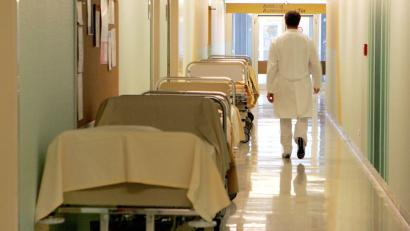 Symbolbild: Rainer Jensen/dpa
Fachärzte, Pflege, Rettungsverbände und Gesundheitsdienstleister vernetzen sich, um die Gesundheitsversorgung im Landkreis Tirschenreuth zu verbessern. Dabei spielen die Krankenhäuser in Tirschenreuth und Kemnath eine große Rolle.