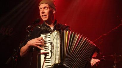 Bild: Michael-A. Schmiedel/exb
Mit Akkordeon & Gitarre ist Maxi Pongratz auf Tour.