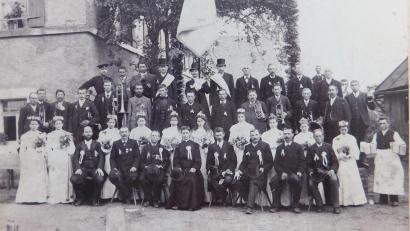Bild: Archiv KSK Haidenaab-Göppmannsbühl/exb
Der Veteranenverein Haidenaab bei der Fahnenweihe am 17.Juli 1904.