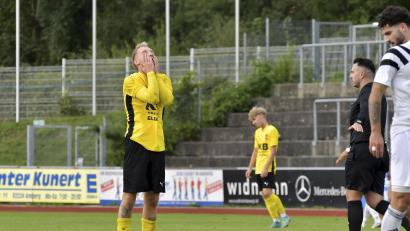Archivbild: Hubert Ziegler
Er konnte nicht mehr hinsehen: Marco Helleder und der FC Amberg verzweifelten gegen die SpVgg Landshut. Beim Auswärtsspiel in Dingolfing will der FCA am Samstag wieder punkten.