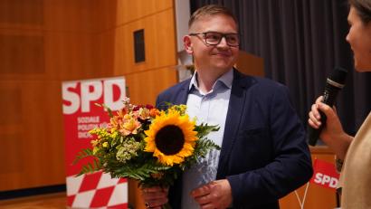 Bild: Laura Fröhler
Blumen für den Sieger: Der Eschenbacher Gregor Forster freut sich über seine Nominierung als Bundestagskandidat der SPD Nordoberpfalz.