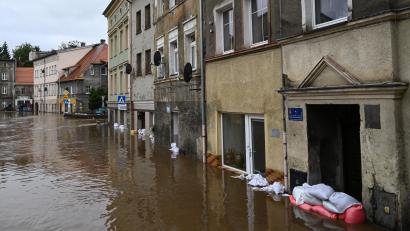 Bild: Maciej Kulczynski/dpa
Schwere Regenfälle haben ganze Straßen in Ambergs polnischer Partnerstadt Bystrzyca Kłodzka unter Wasser gesetzt.