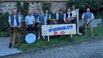 Bild: gz
Die Blaskapelle tritt unter anderem mit (von links) Wolfgang Voit (Baß), Michael Schwarz (Bariton), Thomas Meckl (große Trommel), Johannes Kleber (Trompete), Fabian Dimper (Flügelhorn), Alexander Procher (Flügelhorn), Tobias Eichstetter (Flügelhorn), Markus Karl ( Flügelhorn), Florian Scherbl (Tenorhorn), Marco Hauer (Schlagzeug) und Manuel Meckl (Flügelhorn, Gesang) auf.