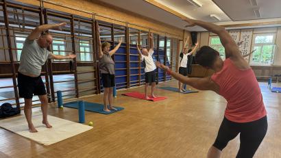 Bild: Heike Unger
Aufwärmen für die Pilates-Stunde im Dojo Kümmersbruck: Eine der besonders beliebten Übungsstunden. die man mit der Kümmersbrucker Sportcard ausprobieren kann.