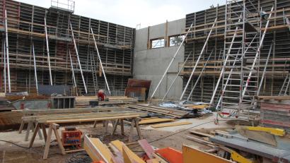 Bild: kro
Blick in den Innenbereich der künftigen Zweifachturnhalle bei der Mittelschule Tirschenreuth.