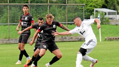 Archivbild: Rainer Rosenau
Spielertrainer Marcel Seitz (rechts/Szene aus dem Spiel gegen Rothenstadt) vom SV 08 Auerbach ist nach seiner schweren Verletzung vom Dienstagabend mit Brüchen und Bänderrissen schon wieder optimistisch, auf den Rasen zurückkehren zu können.