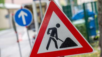 Symbolbild: Lino Mirgeler/dpa
An einer privaten Baustelle in Eschenbach stahl ein Mann teures Werkzeug.