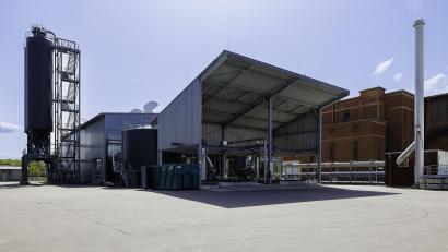Bild: Hösamer
Die Klärschlammtrocknungsanlage in Schwandorf. Anstelle des roten Gebäudes (rechts), das einem Chemie-Unternehmen gehört, könnte eine Klärschlamm-Monoverbrennungsanlage entstehen.