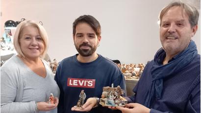 Bild: hka
Salvatore de Francesco (rechts), seine Frau Luisa und ihr Sohn Iwan hatten Hunderte ihrer kleinen Krippenfiguren aus Terracotta nach Vilseck mitgebracht.