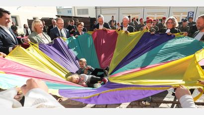 Bild: Wolfgang Steinbacher
Bei der Wiedereröffnung der Kindertagesstätte Schwepperlinge in der Kümmersbrucker Schweppermann-Kaserne purzelten ein paar der eigentlichen Ehrengäste, die Kinder, durcheinander.
