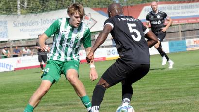 Archivbild: heh
David Kolar (links) und der SV Mitterteich wollen sich mit einem Sieg gegen den SC 04 Schwabach am Samstag weiter von den Relegationsplätzen entfernen.
