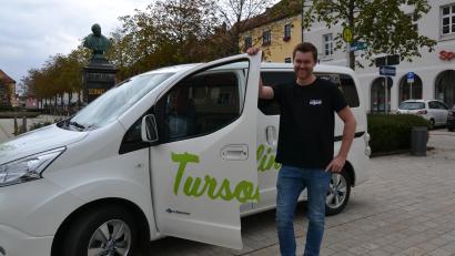 Bild: as
Alois Röckl vom Mietauto-Unternehmen Kopf ist seit 2018 der Hauptorganisator der Baxi-Fahrten innerhalb des Tirschenreuther Stadtgebietes. "Wir haben allein hier über 1000 Fahrten im Monat", freut er sich über den wachsenden Zuspruch. Den Namen Tursolino hat das elektrisch betriebene Baxi von seinem Vorgänger übernommen, der als größerer Bus schon viele Jahre Stadtrunden in Tirschenreuth gedreht hatte.