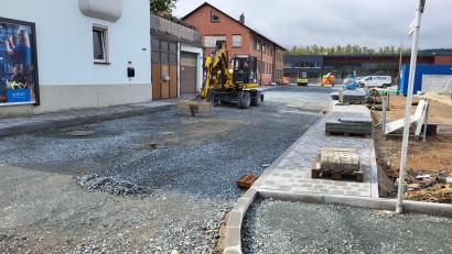 Bild: Stadt Waldsassen/exb
An der Mitterteicher Straße in Waldsassen läuft derzeit der Ausbau der Anton-Hart-Straße, die künftig auch als Zufahrt zum neuen Edeka-Markt Legat (im Hintergrund) dient. Am Dienstag, 24. September, soll die Fahrbahn asphaltiert werden.
