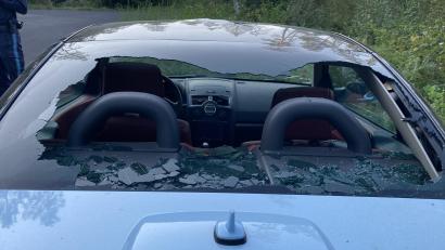 Bild: Polizei Neustadt/WN
In der Heckscheibe des demolierten Renault klafft nun ein riesiges Loch.