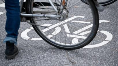 Symbolbild: Jonas Walzberg/dpa
Ein betrunkener Radfahrer stürzte im Stadtgebiet Waldershof und verletzte sich schwer am Fuß.
