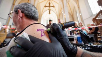 Bild: Friso Gentsch/dpa
In der Johanniskirche in Osnabrück werden kostenlose Tattoos angeboten.
