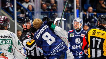 Bild: Werner Moller
Szenen aus dem Heimspiel der Blue Devils Weiden (blaue Trikots) in der DEL2 gegen die Starbulls Rosenheim am 20. September 2024. Die Gäste gewann mit 5:3.