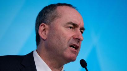 Bild: Sven Hoppe/dpa
Hubert Aiwanger wirbt für schwimmende Photovoltaik-Anlagen. (Archivbild)