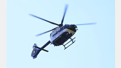 Bild: Felix Hörhager/dpa
Bei der Suche nach dem Mann stieg auch ein Polizeihubschrauber auf.