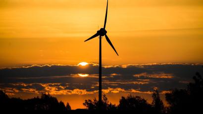 Symbolbild: Julian Stratenschulte/dpa
In Kynšperk wehren sich Bürger gegen mehr als 200 Meter hohe Windräder, die dort gebaut werden sollen.